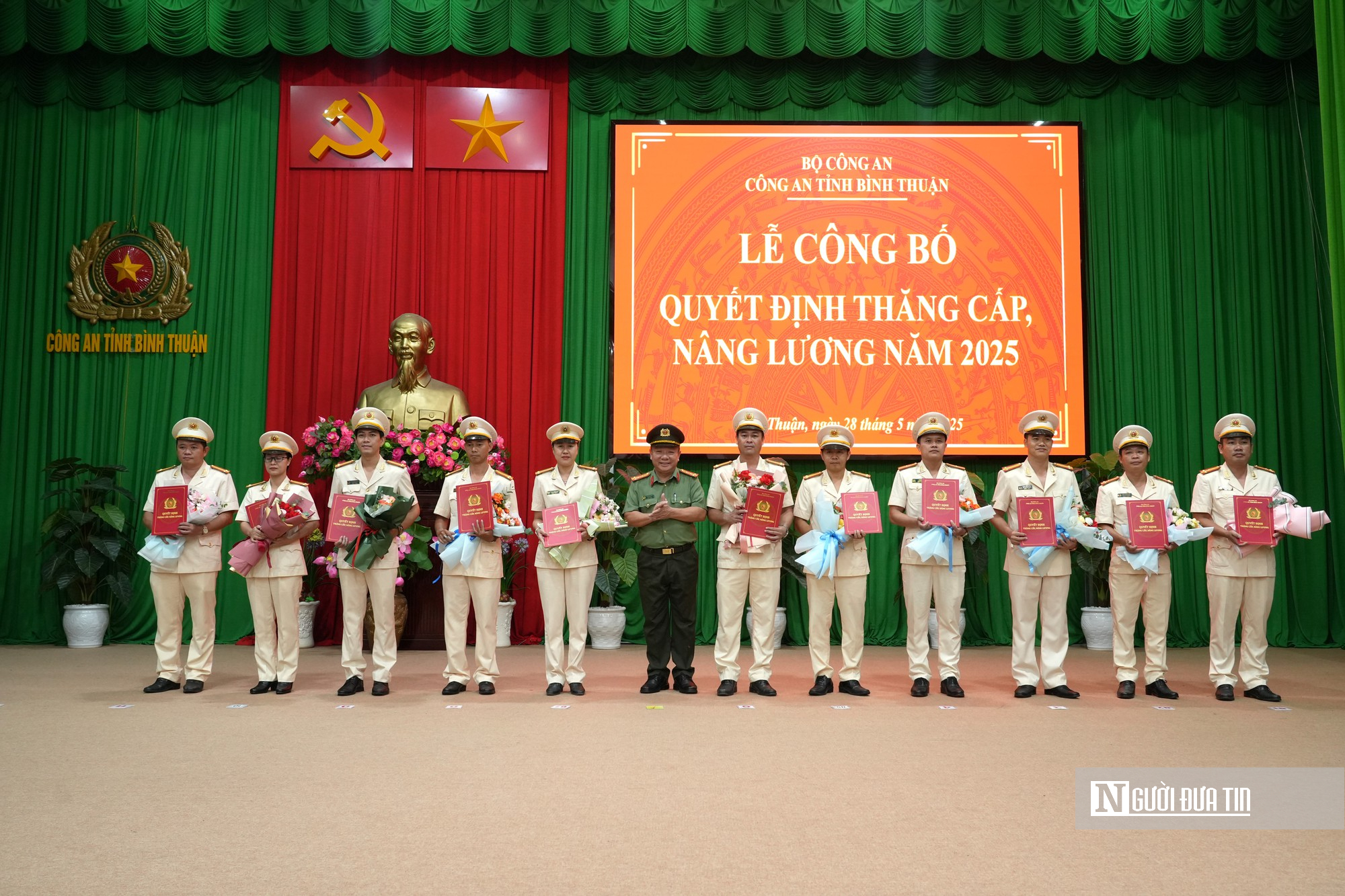 Hơn 690 cán bộ, chiến sĩ Công an Bình Thuận được thăng cấp bậc hàm và nâng bậc lương- Ảnh 1. Hơn 690 cán bộ, chiến sĩ Công an Bình Thuận được thăng cấp bậc hàm và nâng bậc lương- Ảnh 1.