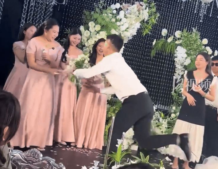 Chàng trai cầu hôn nhầm người trong đám cưới và cái kết- Ảnh 1. Chàng trai cầu hôn nhầm người trong đám cưới và cái kết- Ảnh 1.