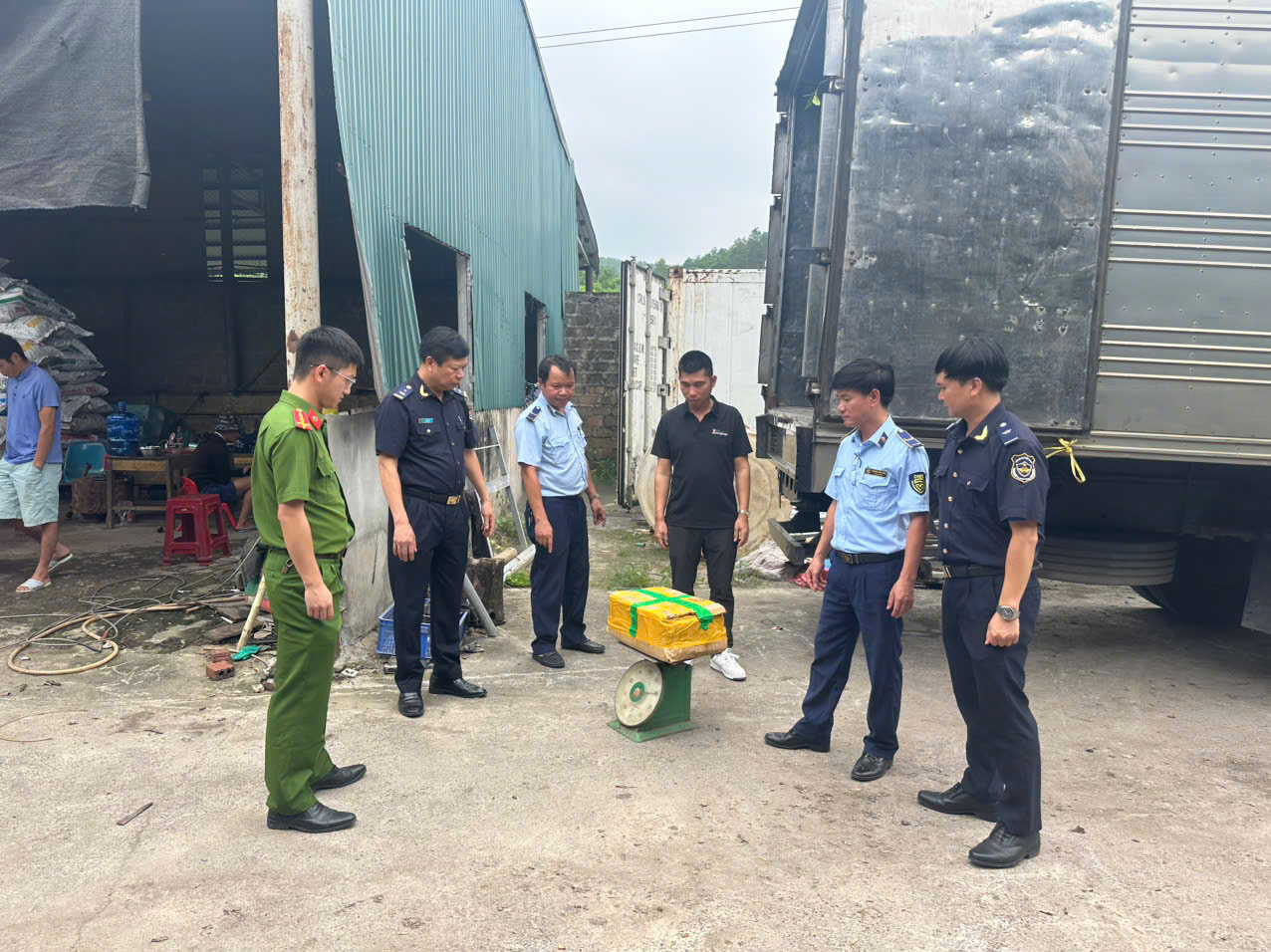 Phát hiện kho lạnh chứa hàng chục tấn mực, chân gà đã bốc mùi- Ảnh 1. Phát hiện kho lạnh chứa hàng chục tấn mực, chân gà đã bốc mùi- Ảnh 1.