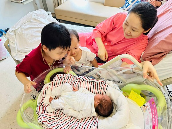 "BTV trẻ nhất Thời sự 19h" xuất hiện xinh đẹp sau sinh con- Ảnh 1. "BTV trẻ nhất Thời sự 19h" xuất hiện xinh đẹp sau sinh con- Ảnh 1.