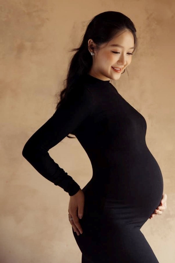 "BTV trẻ nhất Thời sự 19h" xuất hiện xinh đẹp sau sinh con- Ảnh 3. "BTV trẻ nhất Thời sự 19h" xuất hiện xinh đẹp sau sinh con- Ảnh 3.