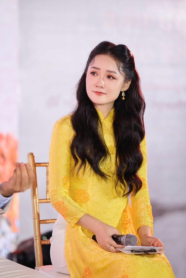 "BTV trẻ nhất Thời sự 19h" xuất hiện xinh đẹp sau sinh con- Ảnh 5. "BTV trẻ nhất Thời sự 19h" xuất hiện xinh đẹp sau sinh con- Ảnh 5.