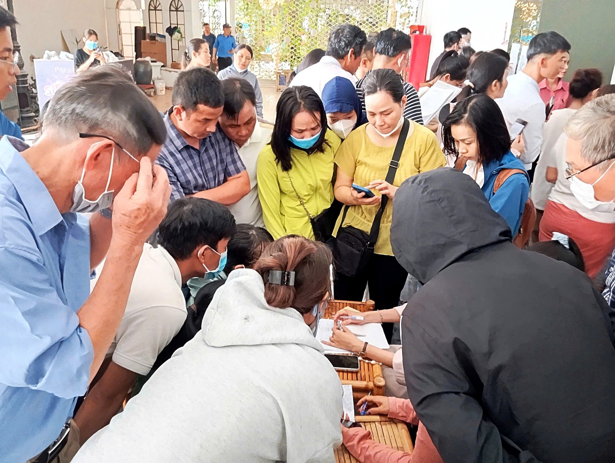 Người dân ùn ùn xếp hàng mua nhà ở xã hội ngay trung tâm Đà Nẵng- Ảnh 1. Người dân ùn ùn xếp hàng mua nhà ở xã hội ngay trung tâm Đà Nẵng- Ảnh 1.