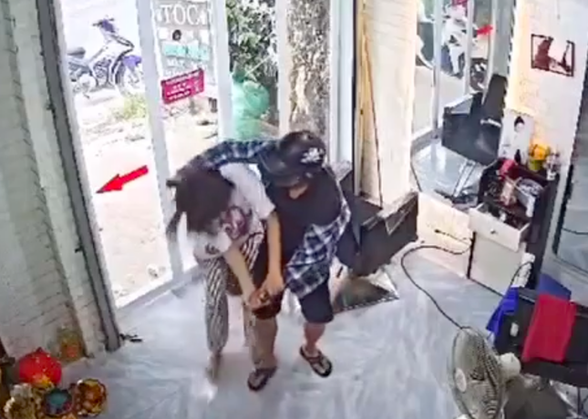 Vụ nữ chủ tiệm cắt tóc bị tấn công khiến bị thương: Lộ diện hung thủ gây án- Ảnh 2. Vụ nữ chủ tiệm cắt tóc bị tấn công khiến bị thương: Lộ diện hung thủ gây án- Ảnh 2.