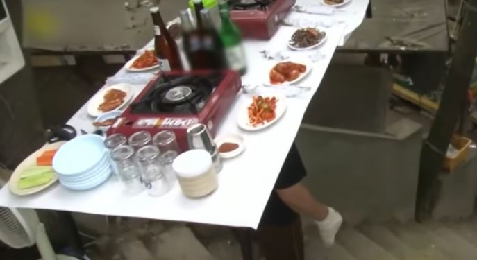 Chủ quán 55 tuổi tiết lộ lý do đội cả bàn ăn lên đầu để phục vụ khách- Ảnh 1. Chủ quán 55 tuổi tiết lộ lý do đội cả bàn ăn lên đầu để phục vụ khách- Ảnh 1.
