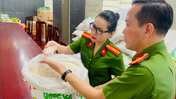 Khởi tố 4 đối tượng kinh doanh hàng chục tấn gạo ST25 giả - Ảnh 1. Khởi tố 4 đối tượng kinh doanh hàng chục tấn gạo ST25 giả - Ảnh 1.