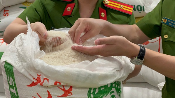 Khởi tố 4 đối tượng kinh doanh hàng chục tấn gạo ST25 giả - Ảnh 2. Khởi tố 4 đối tượng kinh doanh hàng chục tấn gạo ST25 giả - Ảnh 2.
