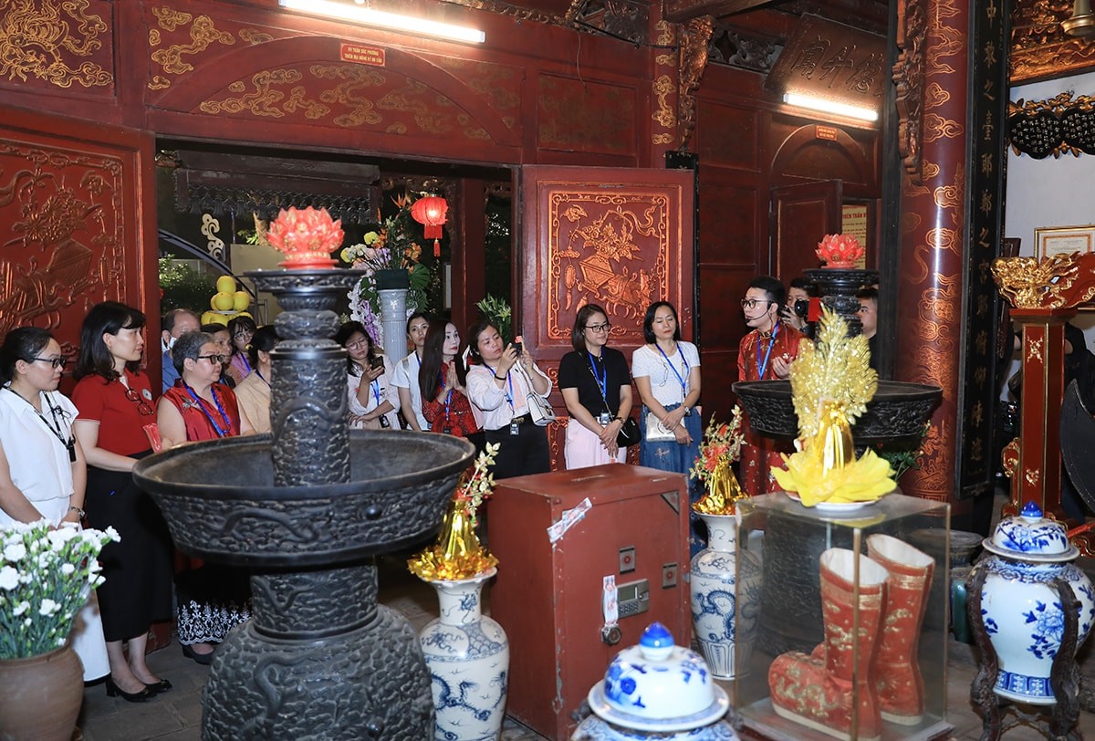 Tour đêm thứ 5 của Hà Nội: Hành trình khám phá linh hồn Thăng Long cổ kính- Ảnh 2. Tour đêm thứ 5 của Hà Nội: Hành trình khám phá linh hồn Thăng Long cổ kính- Ảnh 2.