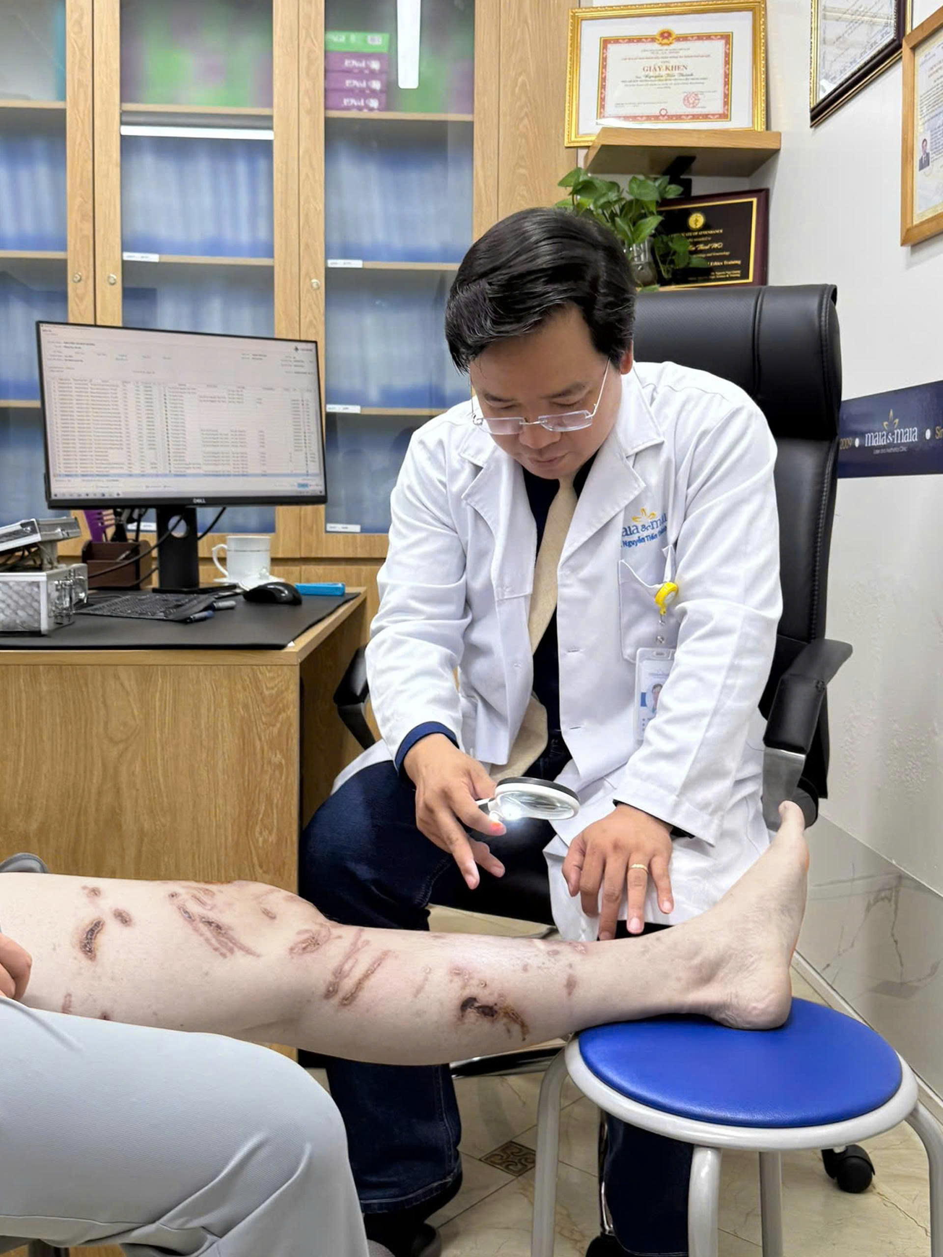 Người đàn ông bỏng rát toàn bộ chân trái sau 15 phút tắm biển- Ảnh 2. Người đàn ông bỏng rát toàn bộ chân trái sau 15 phút tắm biển- Ảnh 2.