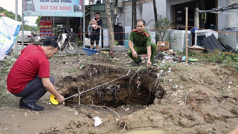 Xuất hiện hố "tử thần" có đường kính gần 3m ở Tuyên Quang- Ảnh 1. Xuất hiện hố "tử thần" có đường kính gần 3m ở Tuyên Quang- Ảnh 1.