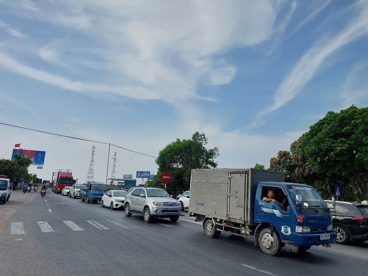 Ùn tắc trên Quốc lộ 1A qua cầu Gianh hơn 500m- Ảnh 1. Ùn tắc trên Quốc lộ 1A qua cầu Gianh hơn 500m- Ảnh 1.