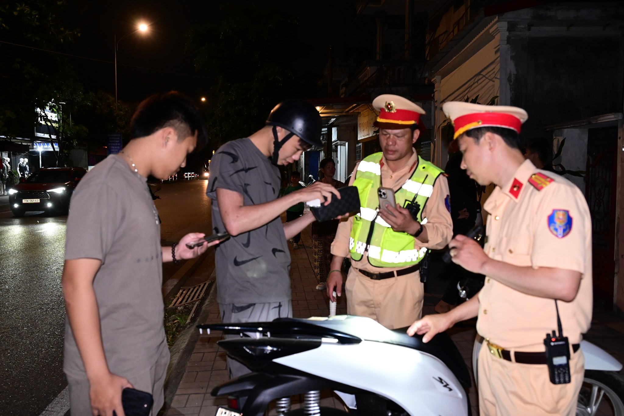 Công an Hải Phòng xử lý 744 trường hợp vi phạm TTATGT- Ảnh 2. Công an Hải Phòng xử lý 744 trường hợp vi phạm TTATGT- Ảnh 2.