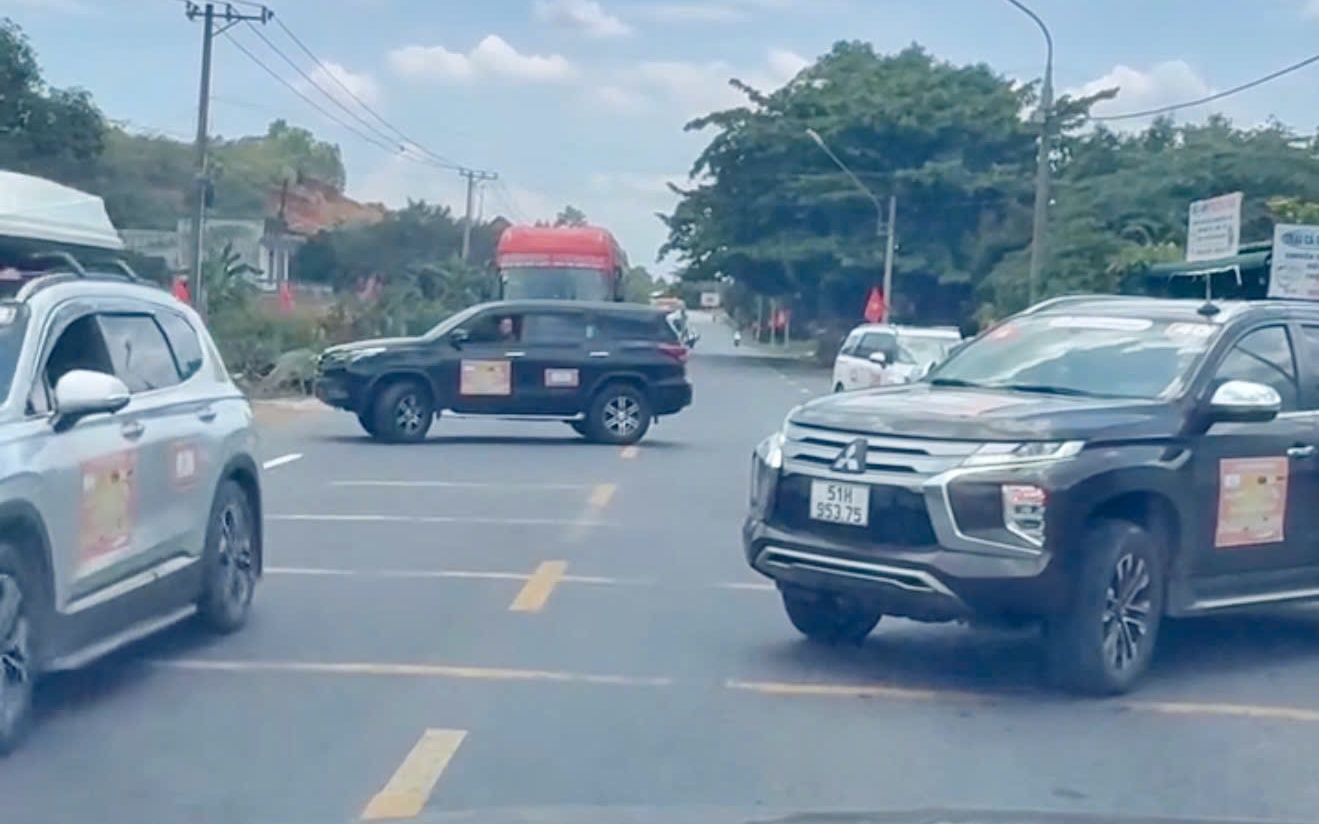 Xác minh vụ 2 ô tô chắn ngang Quốc lộ 20 cho đoàn xe doanh nhân đi qua