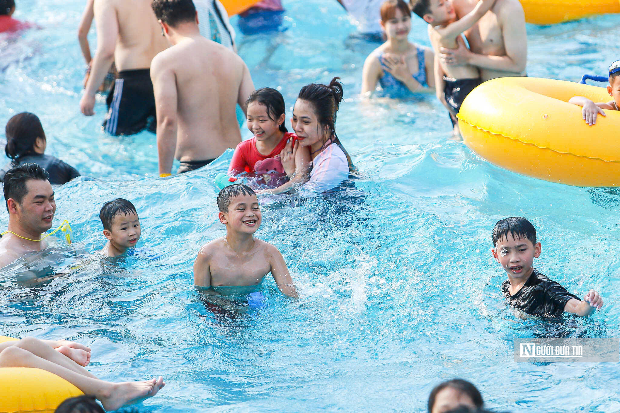 H&agrave;ng ngh&igrave;n người d&acirc;n đổ về c&ocirc;ng vi&ecirc;n nước giải nhiệt dịp nghỉ lễ 30/4 &ndash; 1/5- Ảnh 7.