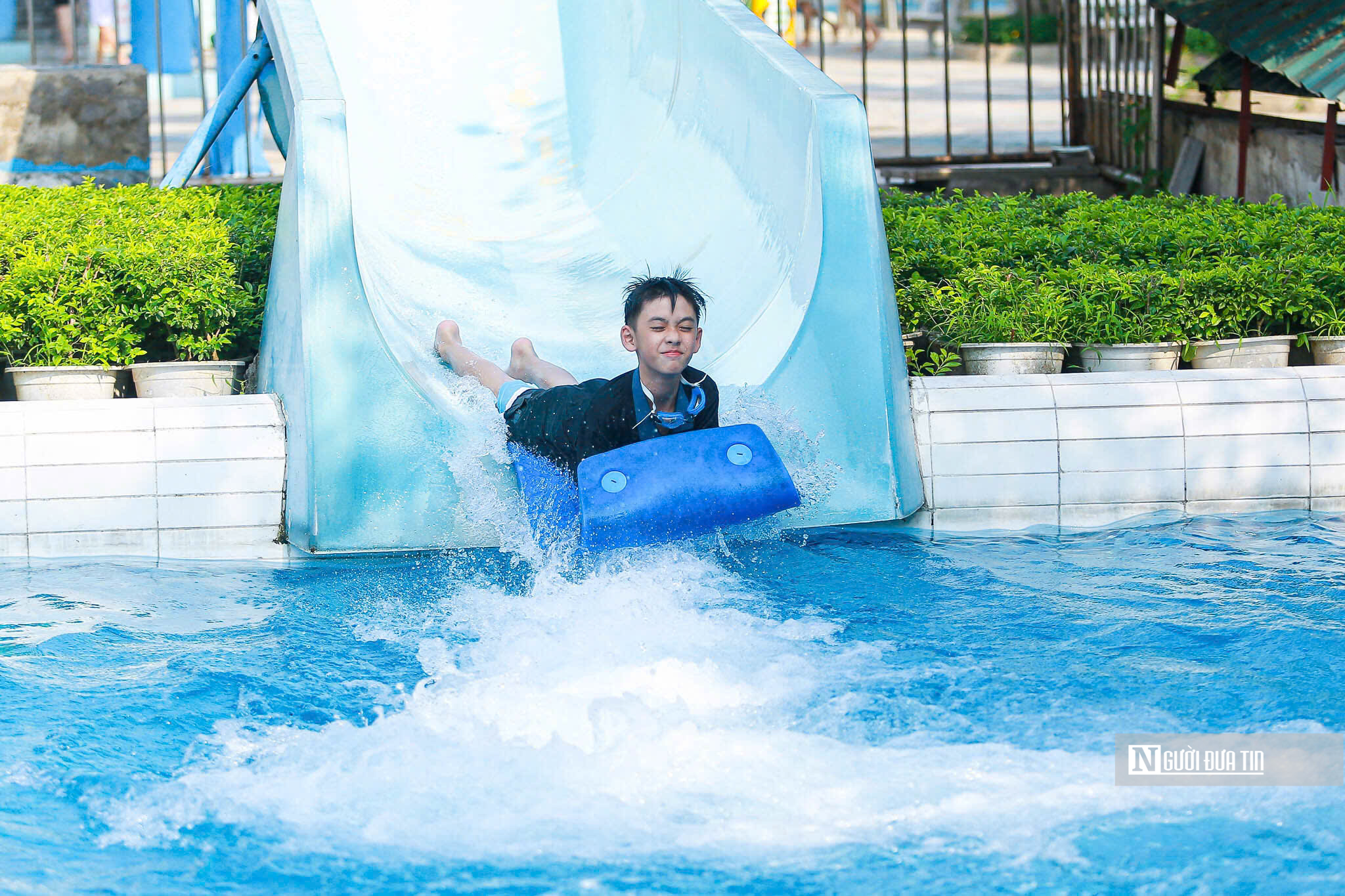 H&agrave;ng ngh&igrave;n người d&acirc;n đổ về c&ocirc;ng vi&ecirc;n nước giải nhiệt dịp nghỉ lễ 30/4 &ndash; 1/5- Ảnh 11.