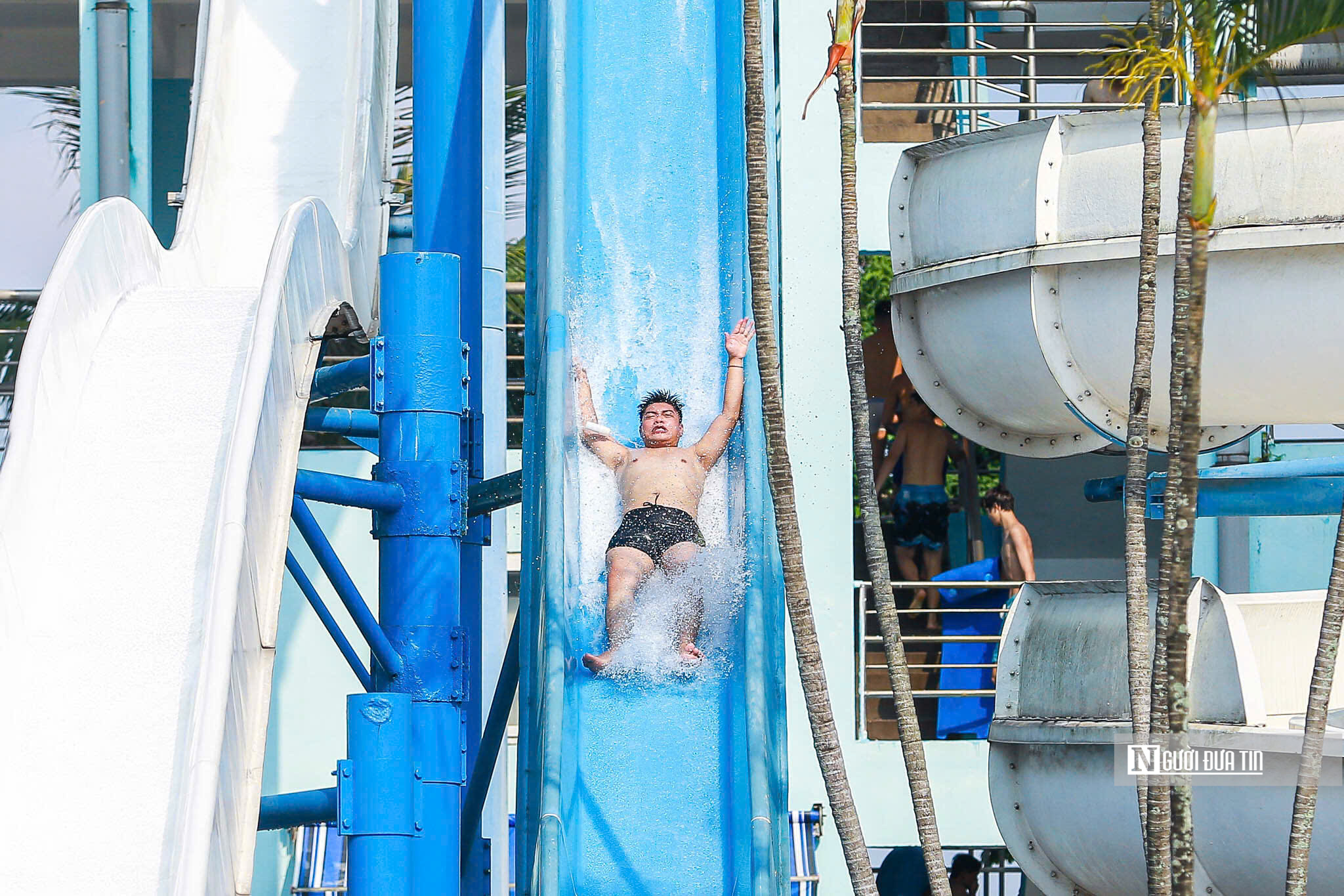 H&agrave;ng ngh&igrave;n người d&acirc;n đổ về c&ocirc;ng vi&ecirc;n nước giải nhiệt dịp nghỉ lễ 30/4 &ndash; 1/5- Ảnh 12.