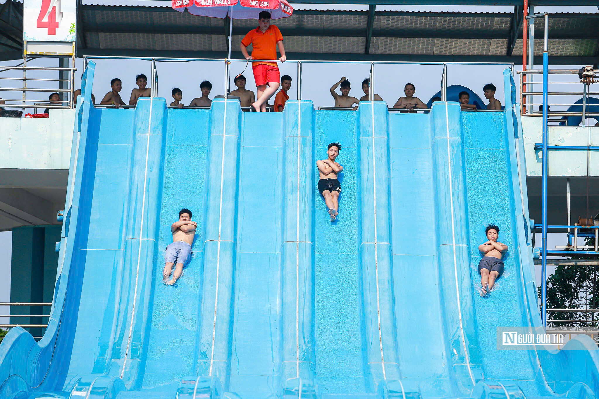 H&agrave;ng ngh&igrave;n người d&acirc;n đổ về c&ocirc;ng vi&ecirc;n nước giải nhiệt dịp nghỉ lễ 30/4 &ndash; 1/5- Ảnh 10.