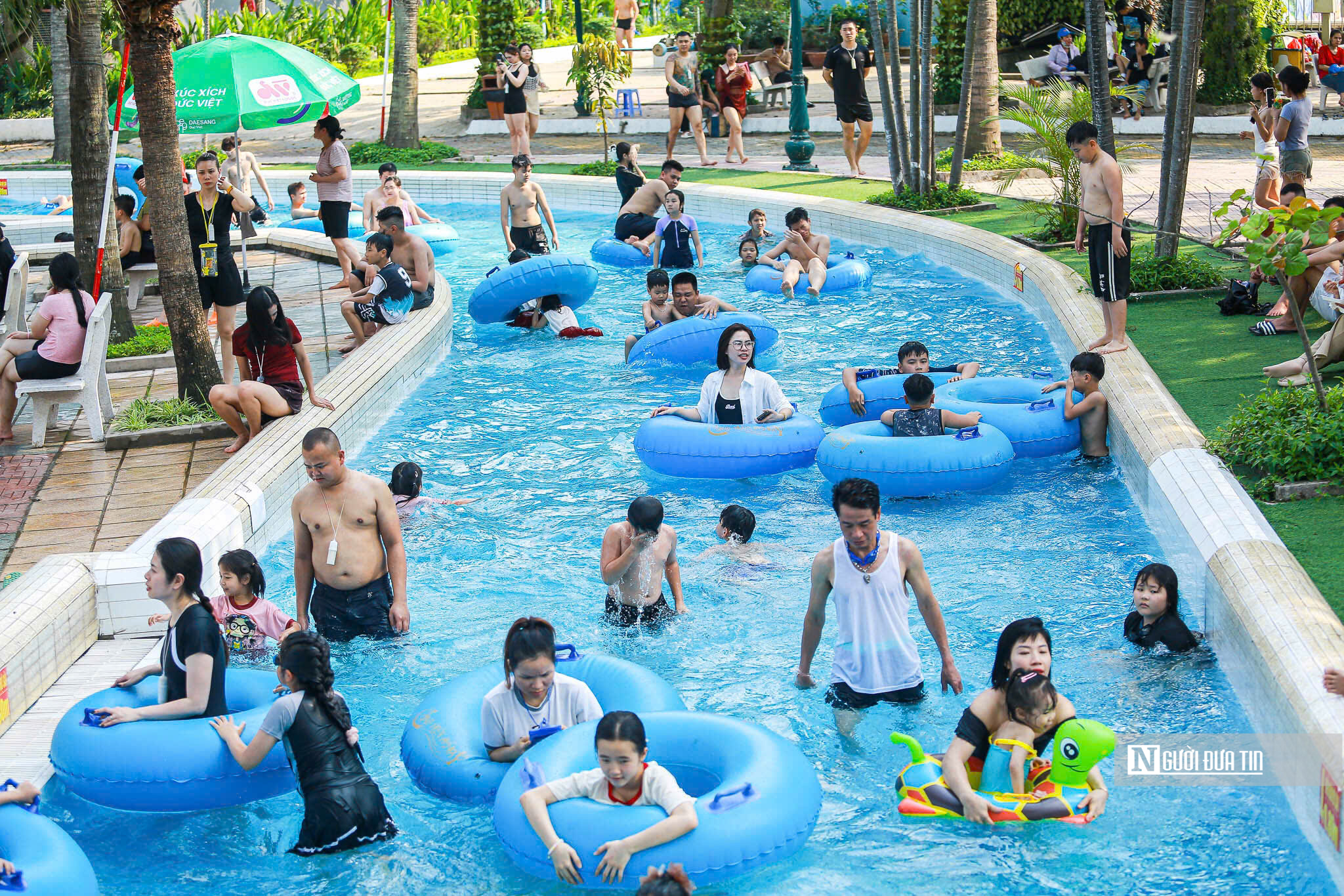 H&agrave;ng ngh&igrave;n người d&acirc;n đổ về c&ocirc;ng vi&ecirc;n nước giải nhiệt dịp nghỉ lễ 30/4 &ndash; 1/5- Ảnh 9.