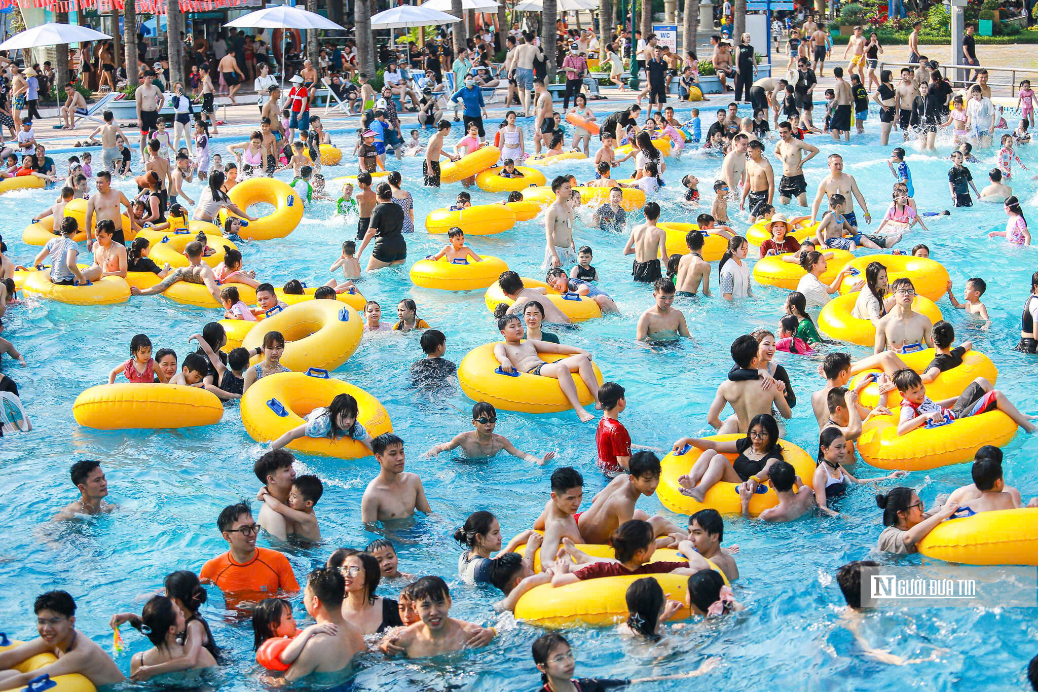 H&agrave;ng ngh&igrave;n người d&acirc;n đổ về c&ocirc;ng vi&ecirc;n nước giải nhiệt dịp nghỉ lễ 30/4 &ndash; 1/5- Ảnh 4.