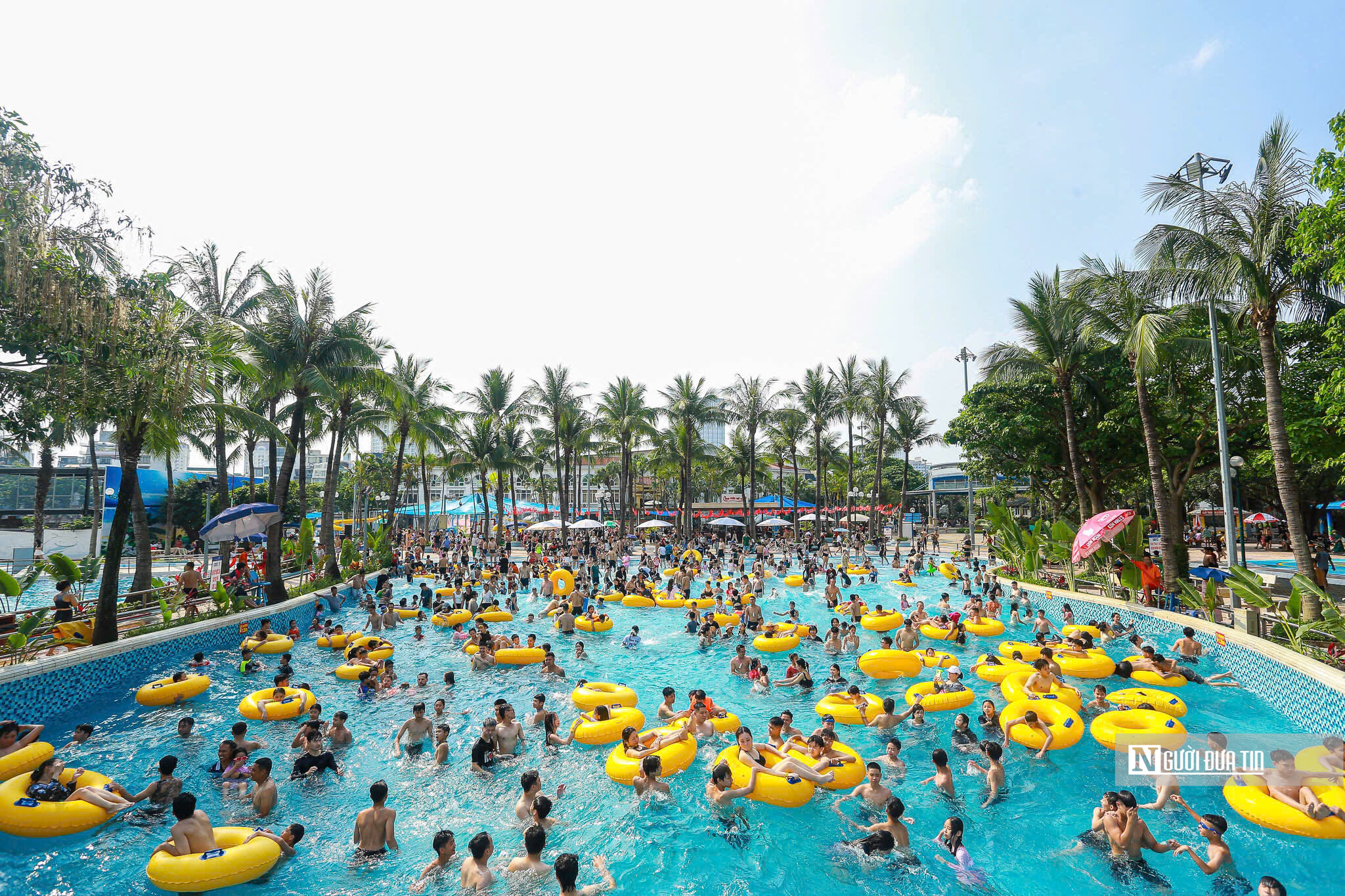 H&agrave;ng ngh&igrave;n người d&acirc;n đổ về c&ocirc;ng vi&ecirc;n nước giải nhiệt dịp nghỉ lễ 30/4 &ndash; 1/5- Ảnh 3.