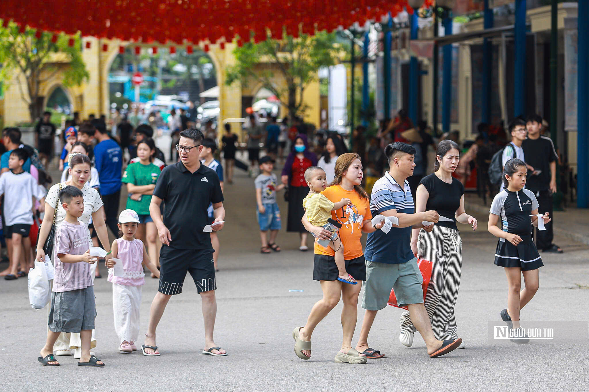 H&agrave;ng ngh&igrave;n người d&acirc;n đổ về c&ocirc;ng vi&ecirc;n nước giải nhiệt dịp nghỉ lễ 30/4 &ndash; 1/5- Ảnh 2.