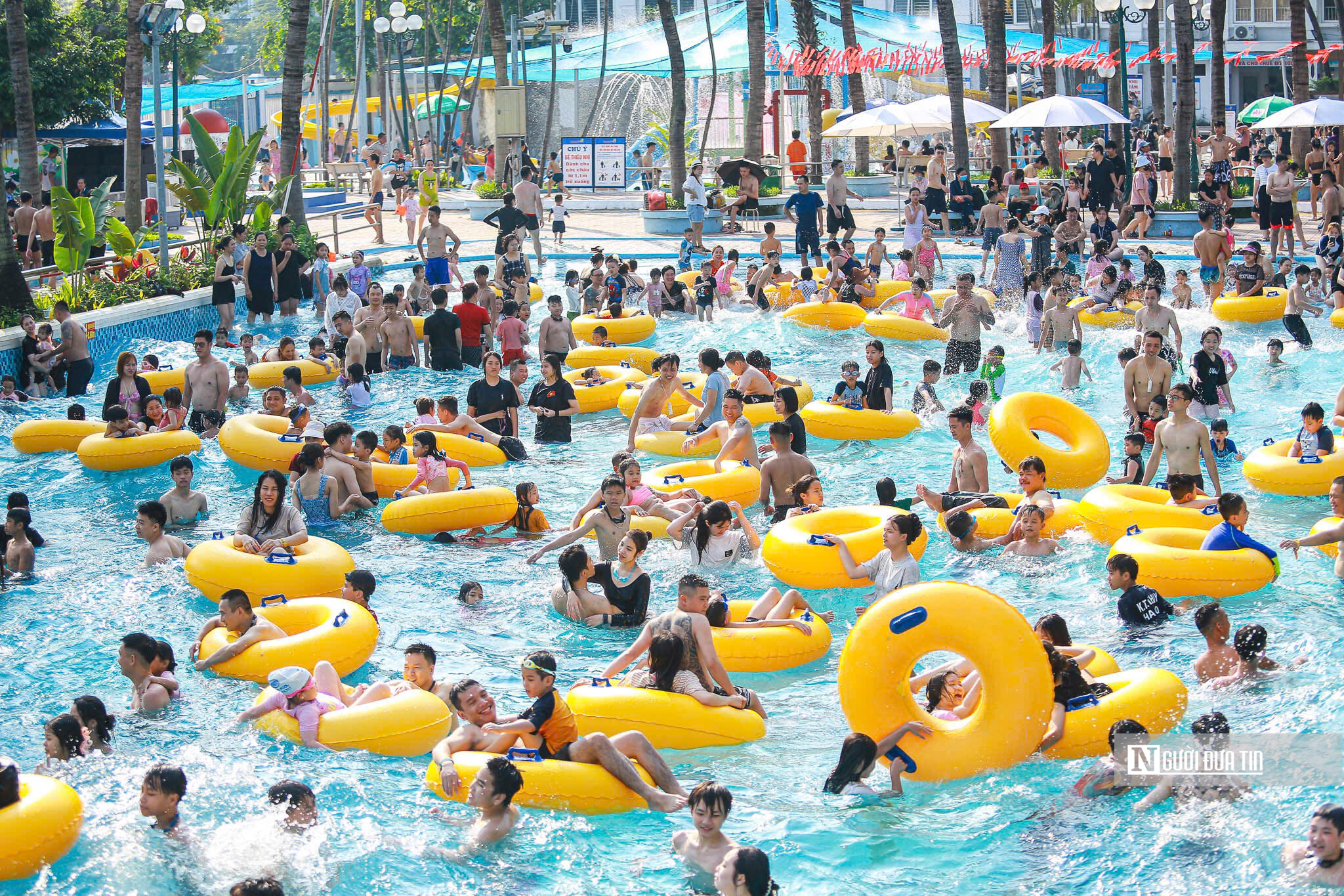 H&agrave;ng ngh&igrave;n người d&acirc;n đổ về c&ocirc;ng vi&ecirc;n nước giải nhiệt dịp nghỉ lễ 30/4 &ndash; 1/5- Ảnh 5.