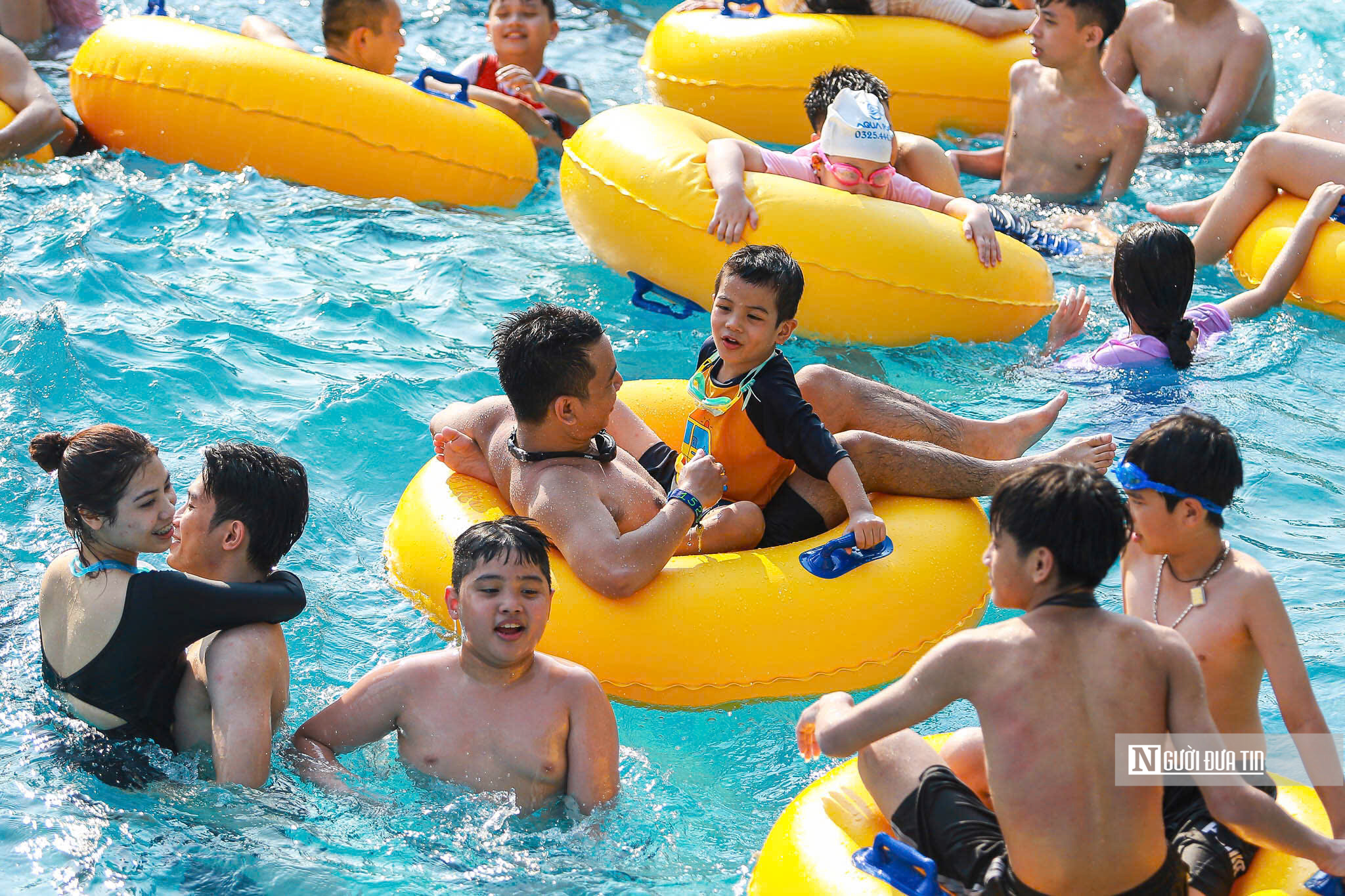 H&agrave;ng ngh&igrave;n người d&acirc;n đổ về c&ocirc;ng vi&ecirc;n nước giải nhiệt dịp nghỉ lễ 30/4 &ndash; 1/5- Ảnh 8.