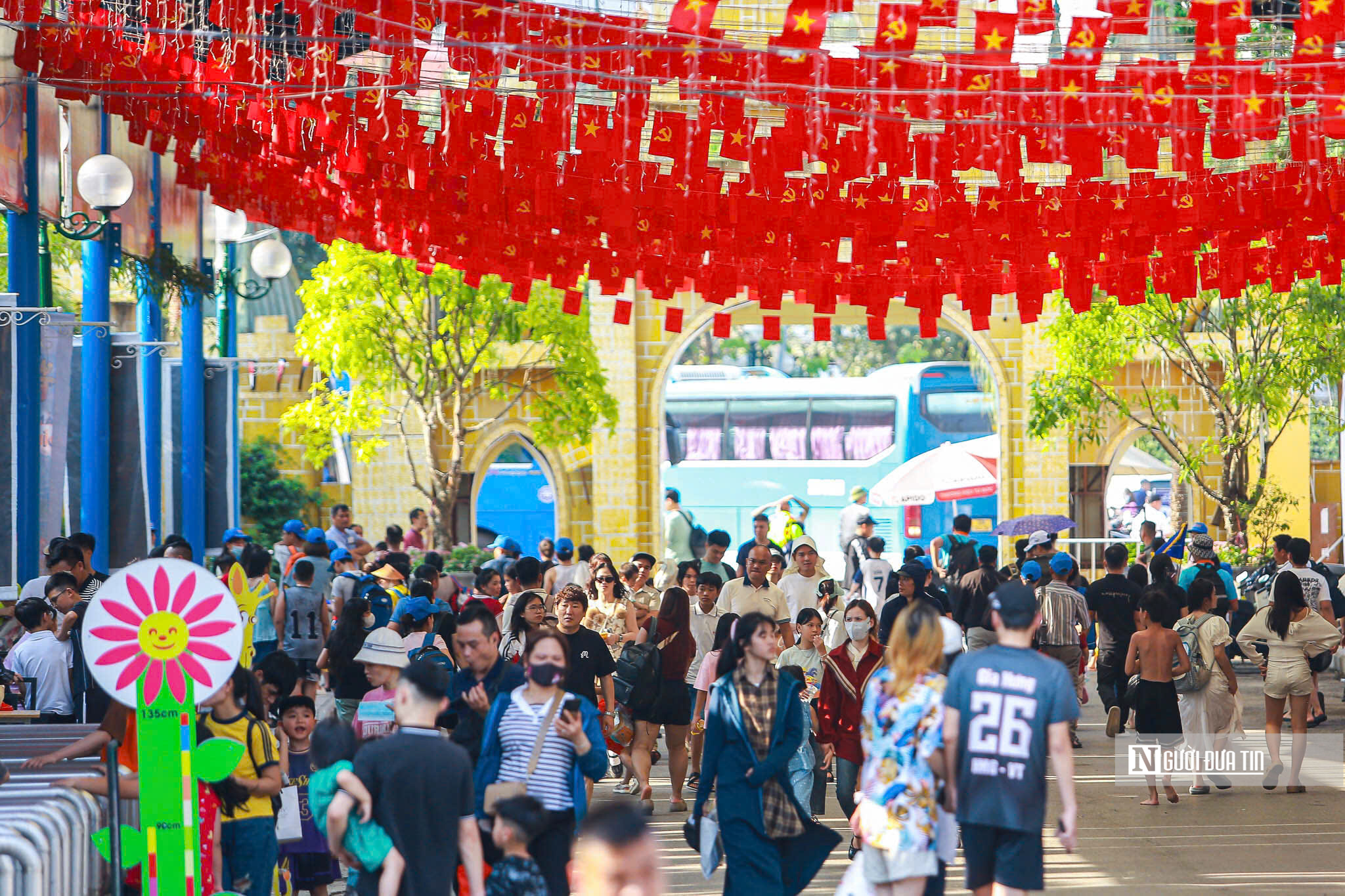 H&agrave;ng ngh&igrave;n người d&acirc;n đổ về c&ocirc;ng vi&ecirc;n nước giải nhiệt dịp nghỉ lễ 30/4 &ndash; 1/5- Ảnh 1.