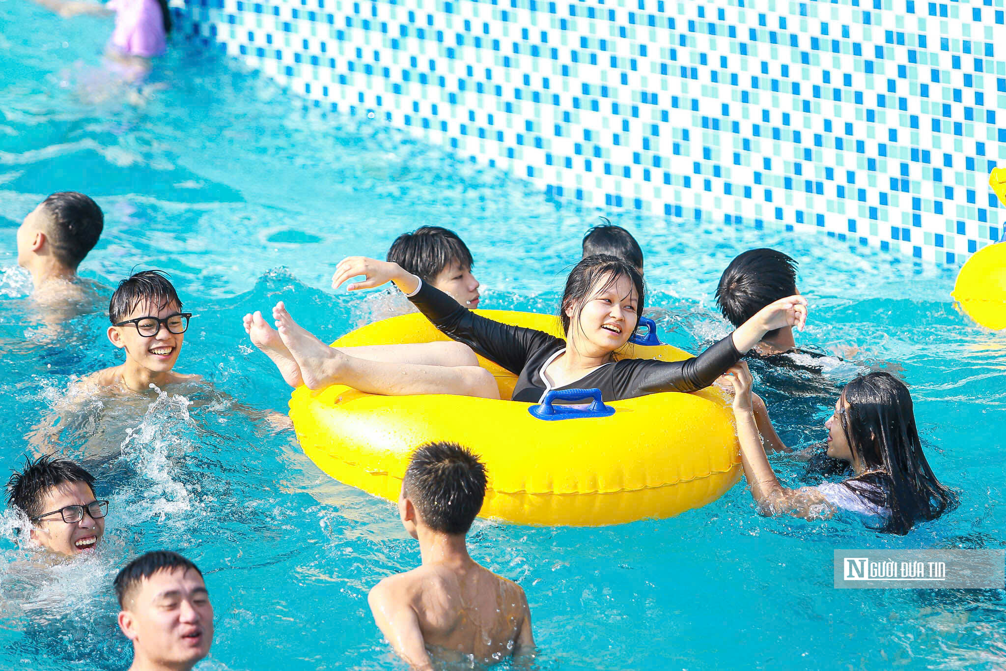 H&agrave;ng ngh&igrave;n người d&acirc;n đổ về c&ocirc;ng vi&ecirc;n nước giải nhiệt dịp nghỉ lễ 30/4 &ndash; 1/5- Ảnh 6.