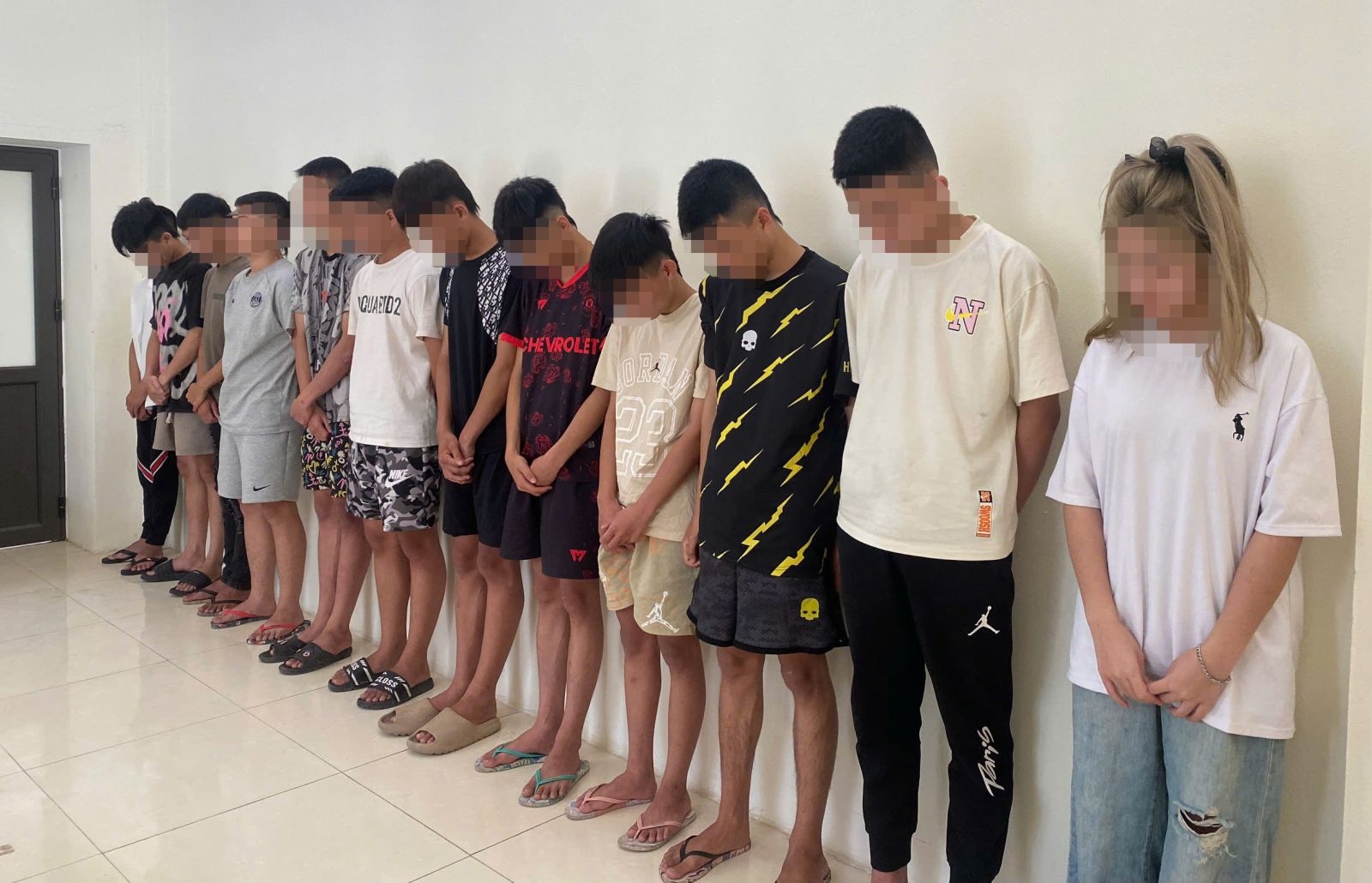 Trêu ghẹo 2 thiếu nữ ở Sầm Sơn, 2 thanh niên bị đánh gục trên đường- Ảnh 1. Trêu ghẹo 2 thiếu nữ ở Sầm Sơn, 2 thanh niên bị đánh gục trên đường- Ảnh 1.