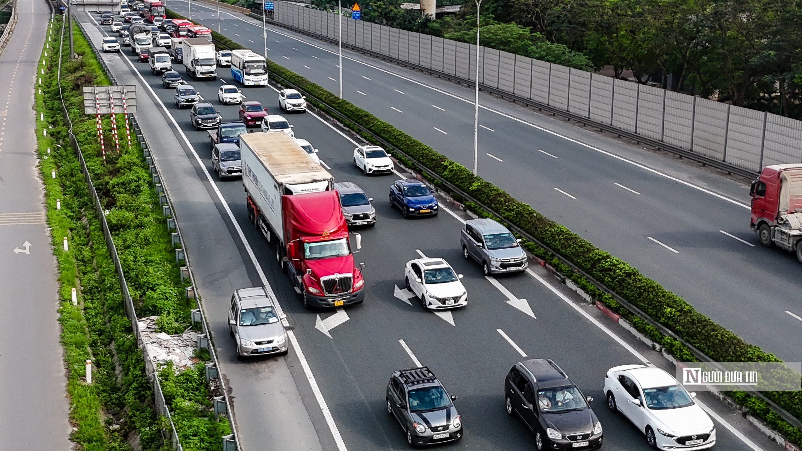 Chưa hết nghỉ lễ, người dân ùn ùn trở lại Hà Nội- Ảnh 4. Chưa hết nghỉ lễ, người dân ùn ùn trở lại Hà Nội- Ảnh 4.