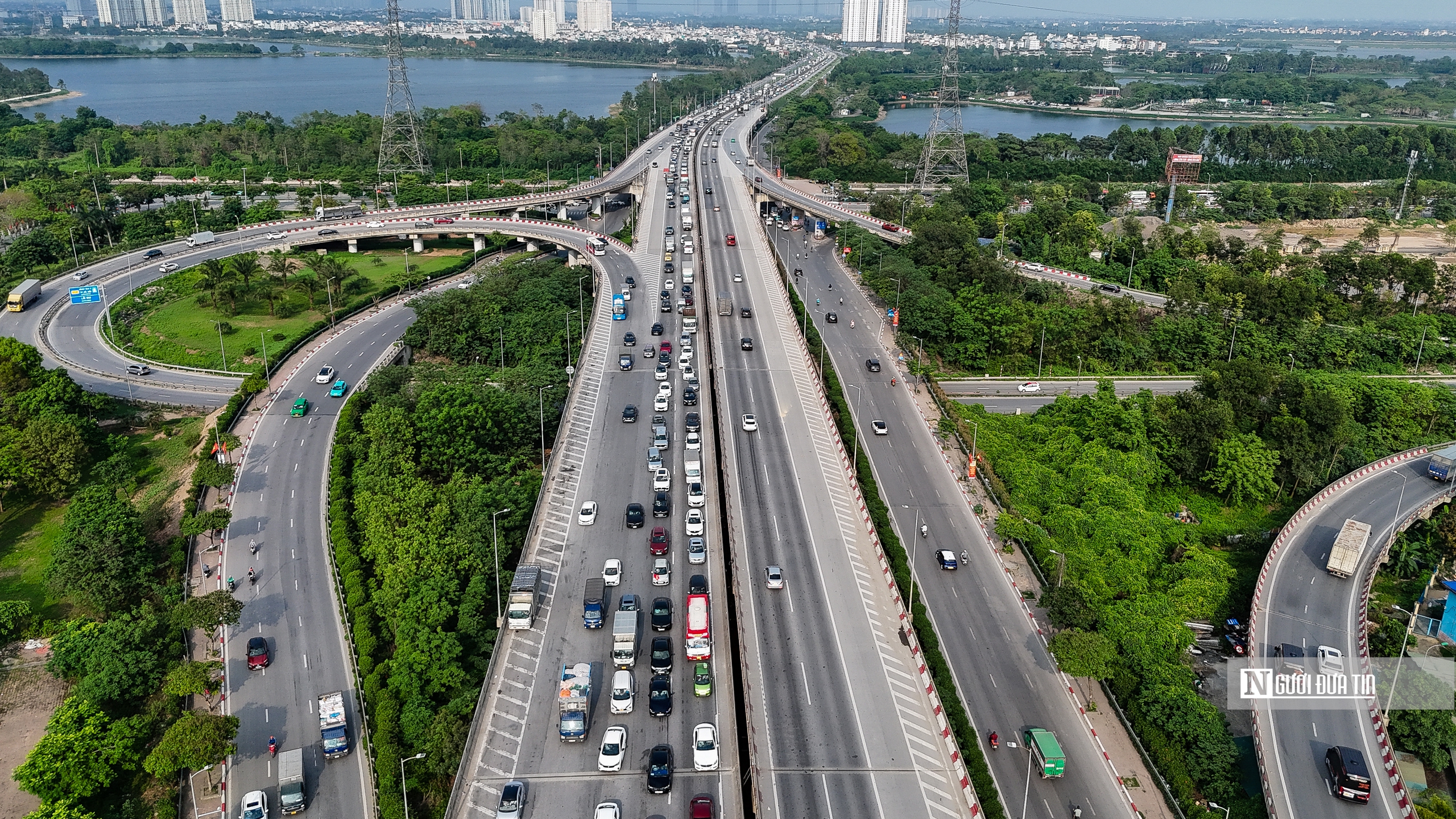 Chưa hết nghỉ lễ, người dân ùn ùn trở lại Hà Nội- Ảnh 6. Chưa hết nghỉ lễ, người dân ùn ùn trở lại Hà Nội- Ảnh 6.