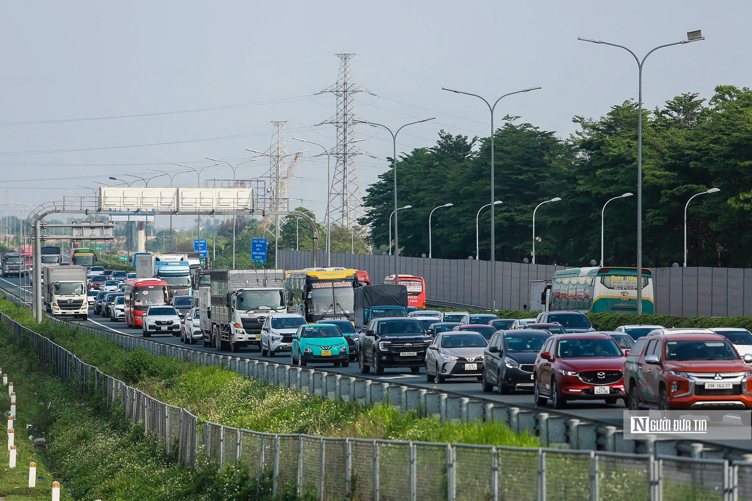 Chưa hết nghỉ lễ, người dân ùn ùn trở lại Hà Nội- Ảnh 3. Chưa hết nghỉ lễ, người dân ùn ùn trở lại Hà Nội- Ảnh 3.