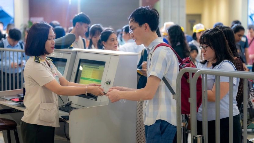 3 ngày nghỉ lễ hàng không Việt “nóng rực”, công nghệ nhận diện khuôn mặt phát huy hiệu quả- Ảnh 1. 3 ngày nghỉ lễ hàng không Việt “nóng rực”, công nghệ nhận diện khuôn mặt phát huy hiệu quả- Ảnh 1.