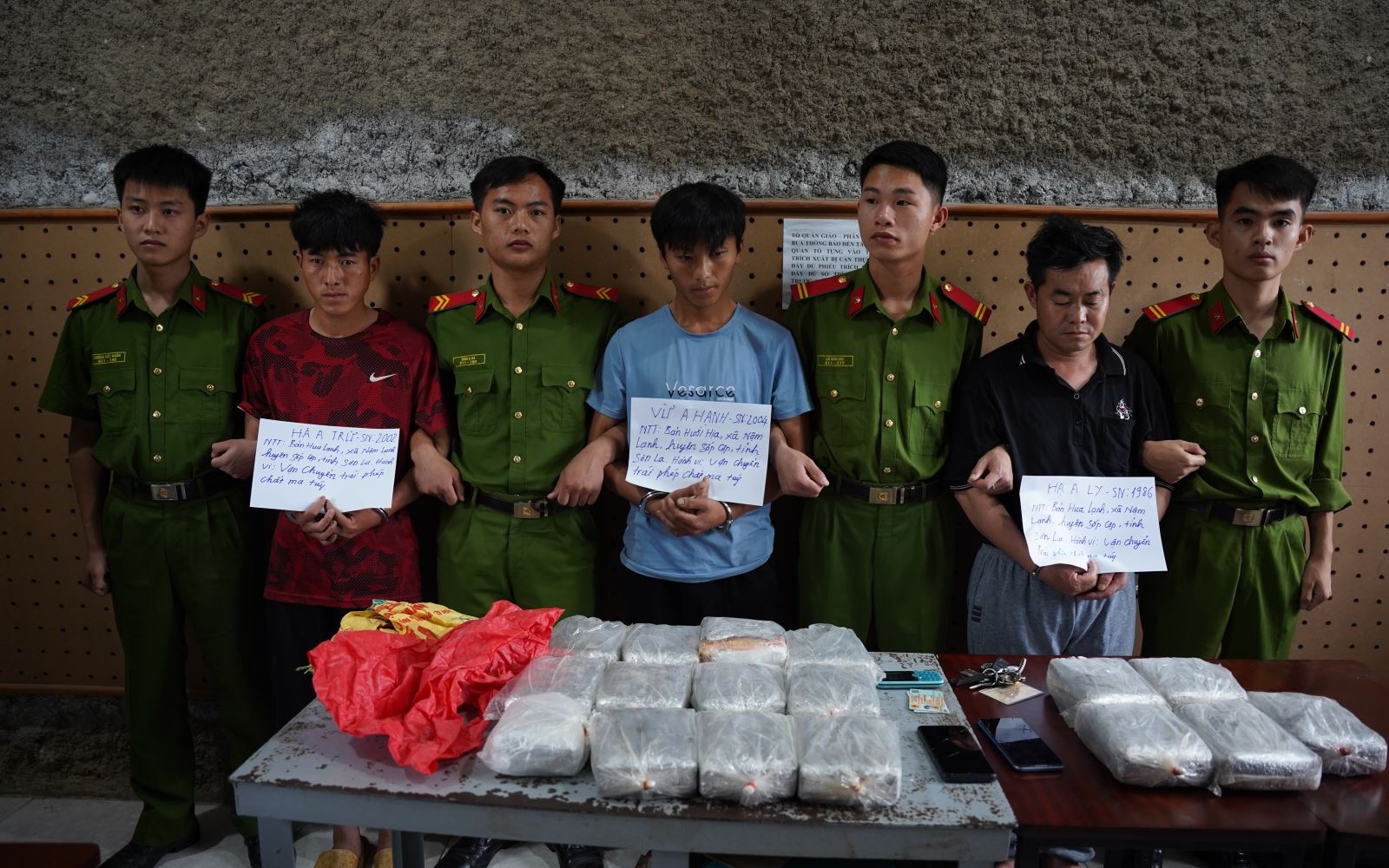 Phá đường dây ma túy xuyên quốc gia, thu giữ 50 bánh hồng phiến