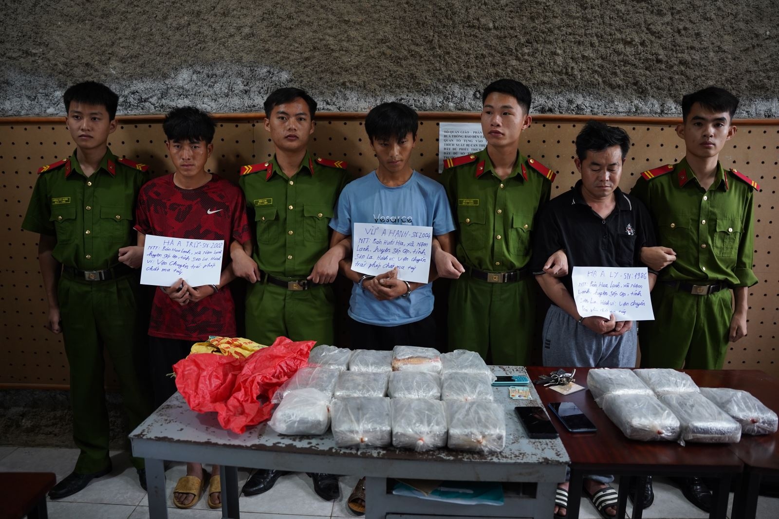 Phá đường dây ma túy xuyên quốc gia, thu giữ 50 bánh hồng phiến- Ảnh 1. Phá đường dây ma túy xuyên quốc gia, thu giữ 50 bánh hồng phiến- Ảnh 1.