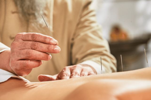 Người đàn ông 47 tuổi phải cắt một bên chân sau khi đi châm cứu- Ảnh 1. Người đàn ông 47 tuổi phải cắt một bên chân sau khi đi châm cứu- Ảnh 1.