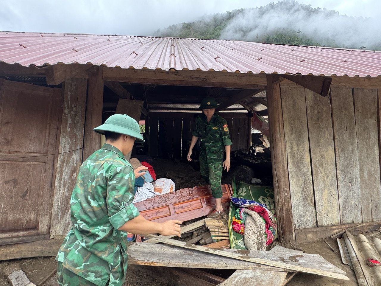 Lực lượng cơ sở Nghệ An căng mình khắc phục hậu quả lũ quét- Ảnh 4. Lực lượng cơ sở Nghệ An căng mình khắc phục hậu quả lũ quét- Ảnh 4.