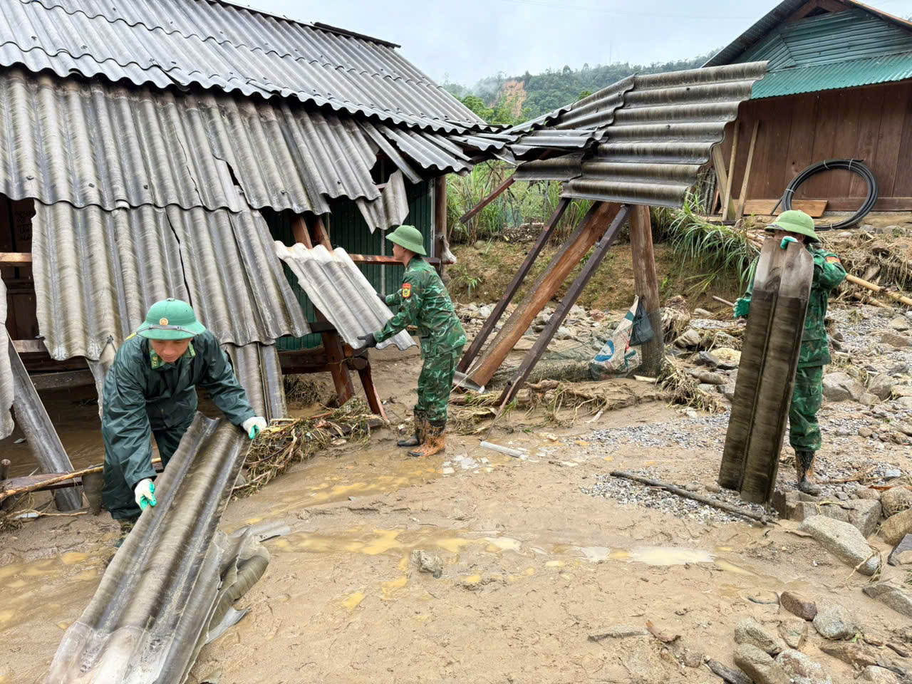 Lực lượng cơ sở Nghệ An căng mình khắc phục hậu quả lũ quét- Ảnh 2. Lực lượng cơ sở Nghệ An căng mình khắc phục hậu quả lũ quét- Ảnh 2.