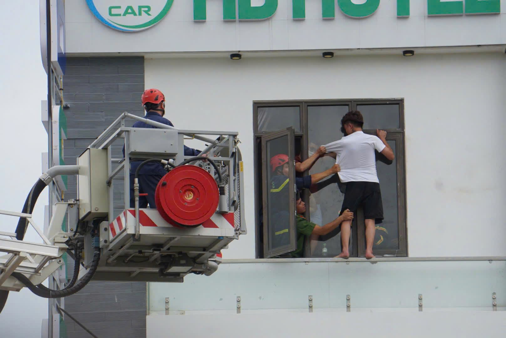 Thanh niên trèo cửa sổ tầng 4 khách sạn dọa nhảy xuống đất- Ảnh 3. Thanh niên trèo cửa sổ tầng 4 khách sạn dọa nhảy xuống đất- Ảnh 3.