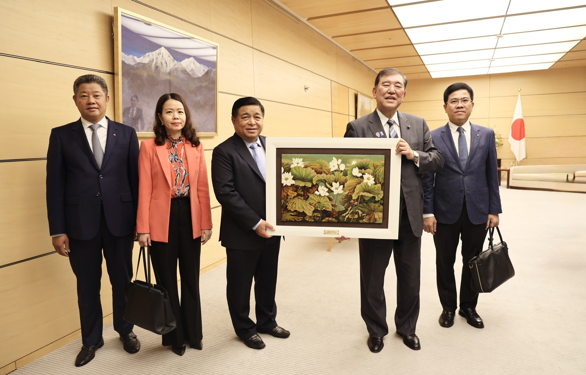 Phó Thủ tướng Nguyễn Chí Dũng hội kiến Thủ tướng Nhật Bản Ishiba Shigeru- Ảnh 2. Phó Thủ tướng Nguyễn Chí Dũng hội kiến Thủ tướng Nhật Bản Ishiba Shigeru- Ảnh 2.