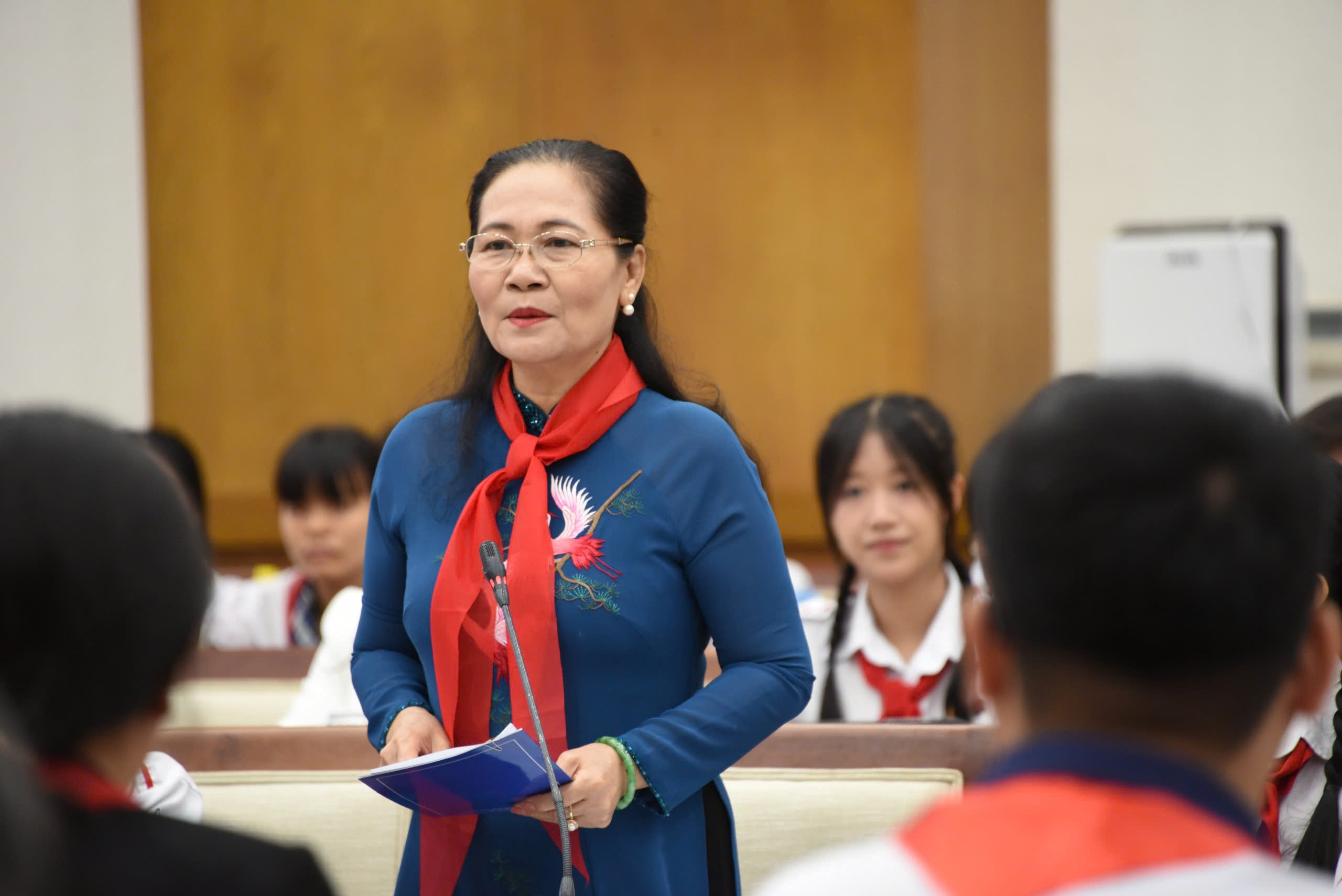 Lãnh đạo Tp.HCM lắng nghe ý kiến thiếu nhi- Ảnh 1. Lãnh đạo Tp.HCM lắng nghe ý kiến thiếu nhi- Ảnh 1.