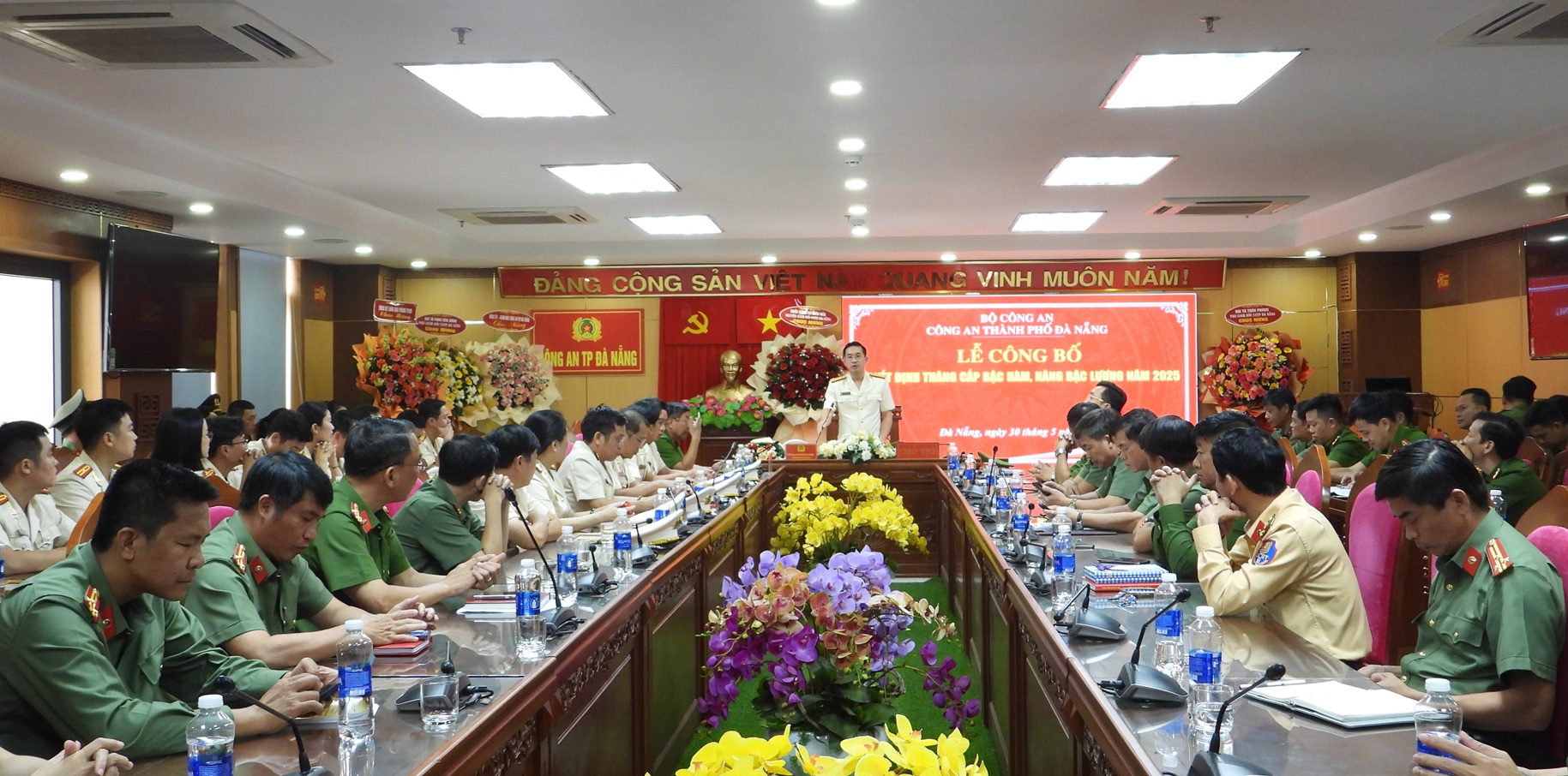 Công an Đà Nẵng công bố quyết định thăng cấp bậc hàm, nâng lương cho gần 1.200 cán bộ, chiến sĩ- Ảnh 1.