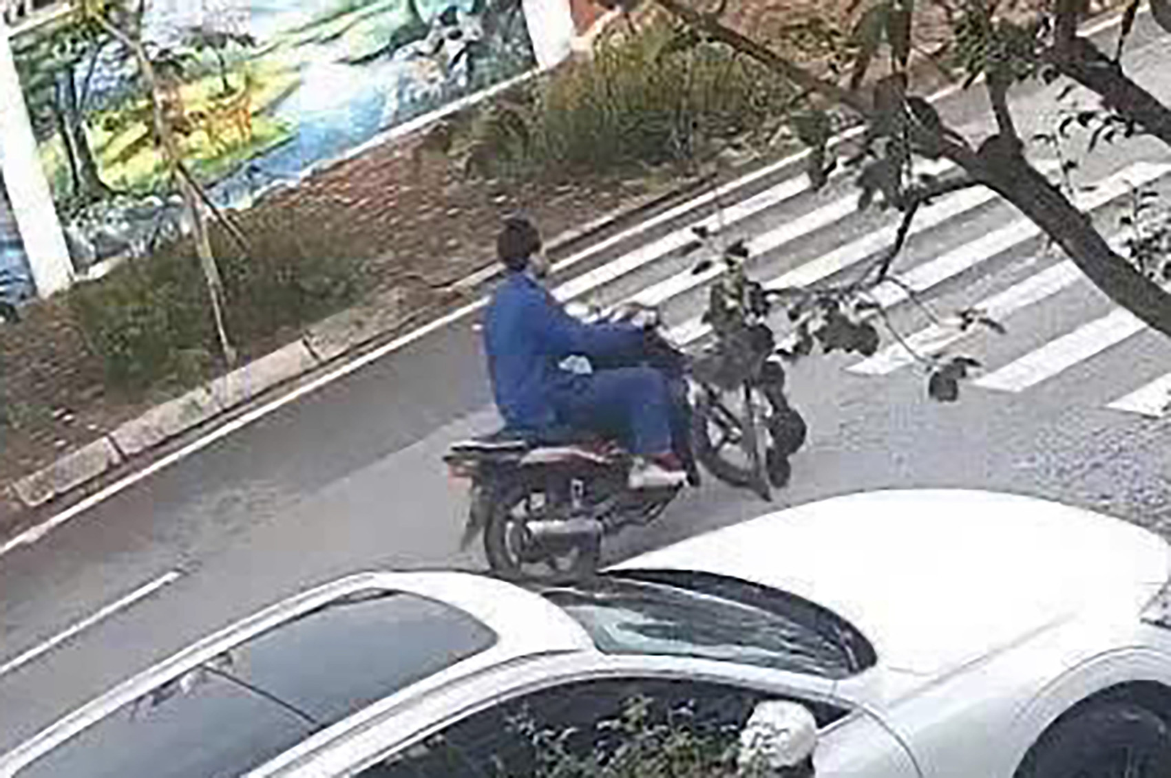 Vụ tên cướp táo tợn cầm dao đe dọa nhân viên ngân hàng: Công an cung cấp đặc điểm nhận dạng nghi phạm- Ảnh 2. Vụ tên cướp táo tợn cầm dao đe dọa nhân viên ngân hàng: Công an cung cấp đặc điểm nhận dạng nghi phạm- Ảnh 2.