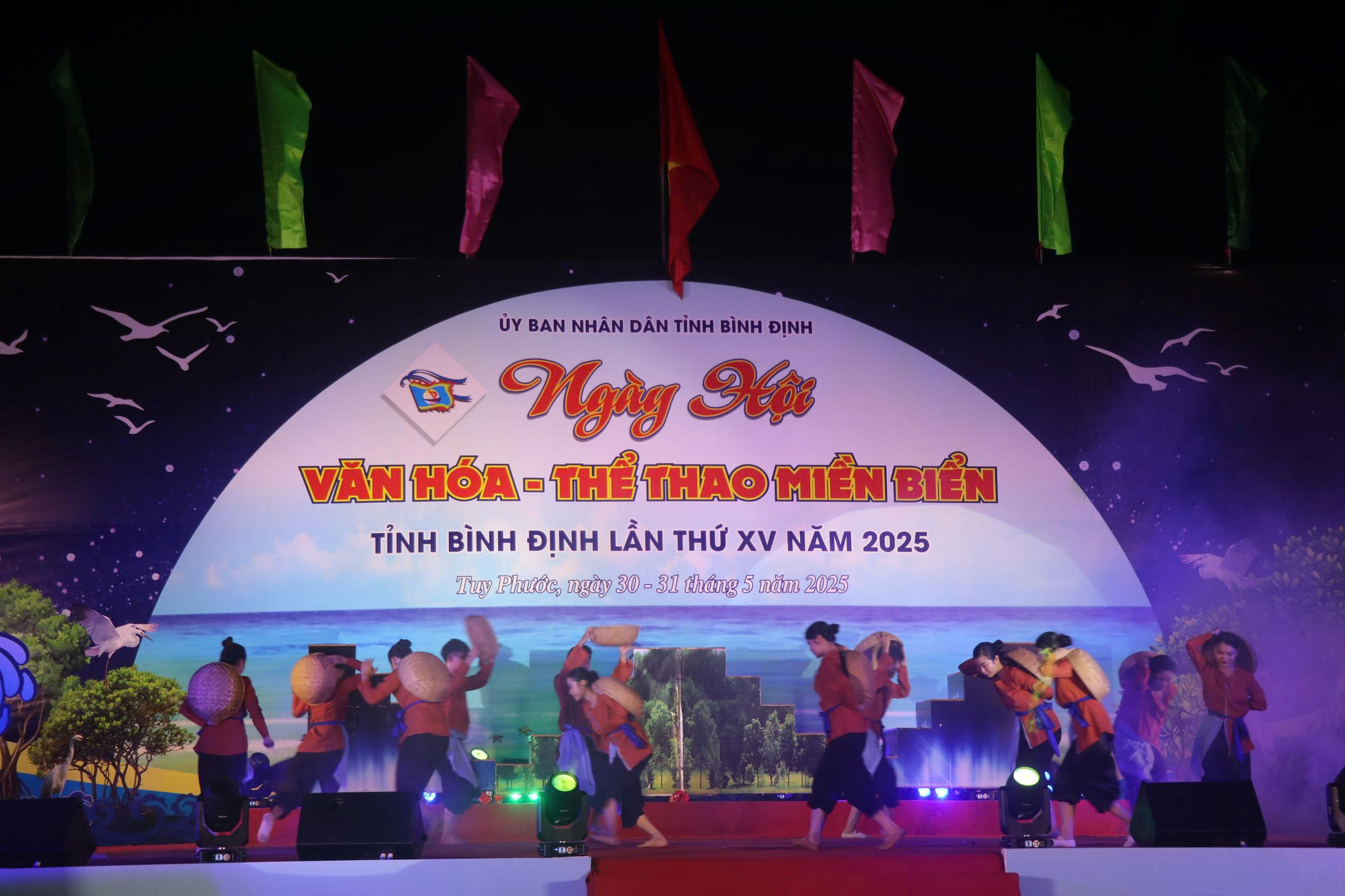 Ngày hội Văn hóa - Thể thao miền biển Bình Định đậm đà bản sắc quê hương- Ảnh 2. Ngày hội Văn hóa - Thể thao miền biển Bình Định đậm đà bản sắc quê hương- Ảnh 2.