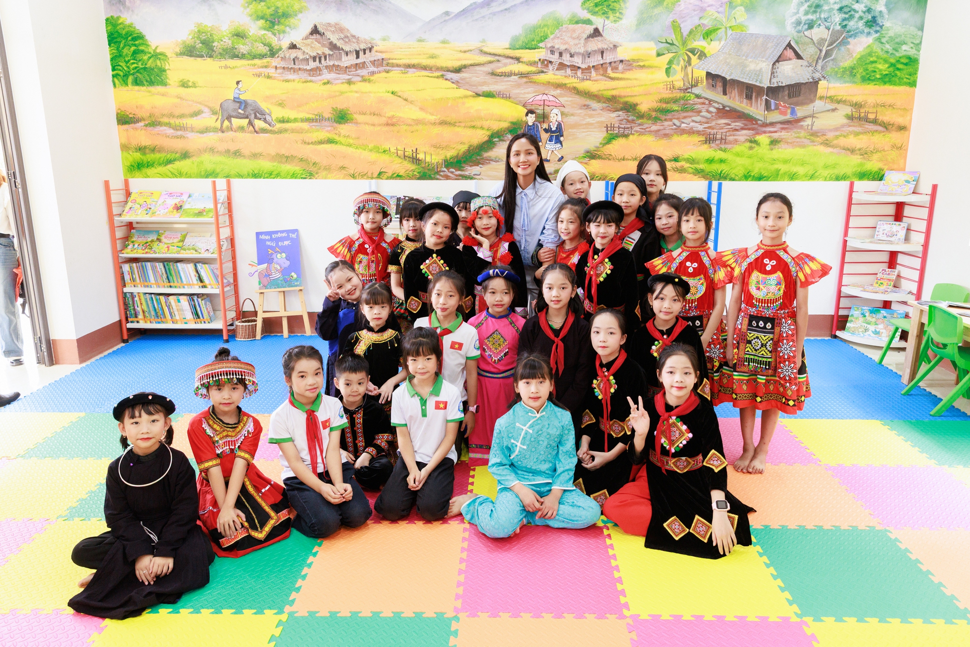 H’Hen Niê khánh thành 2 thư viện thân thiện tại Bắc Kạn- Ảnh 4. H’Hen Niê khánh thành 2 thư viện thân thiện tại Bắc Kạn- Ảnh 4.