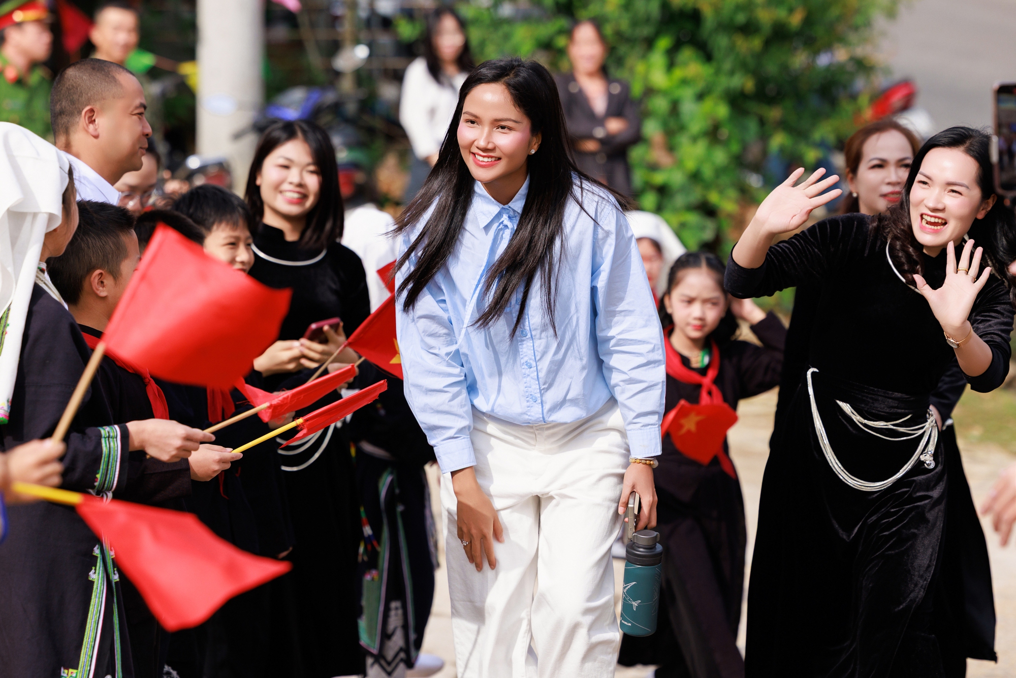 H’Hen Niê khánh thành 2 thư viện thân thiện tại Bắc Kạn- Ảnh 1. H’Hen Niê khánh thành 2 thư viện thân thiện tại Bắc Kạn- Ảnh 1.
