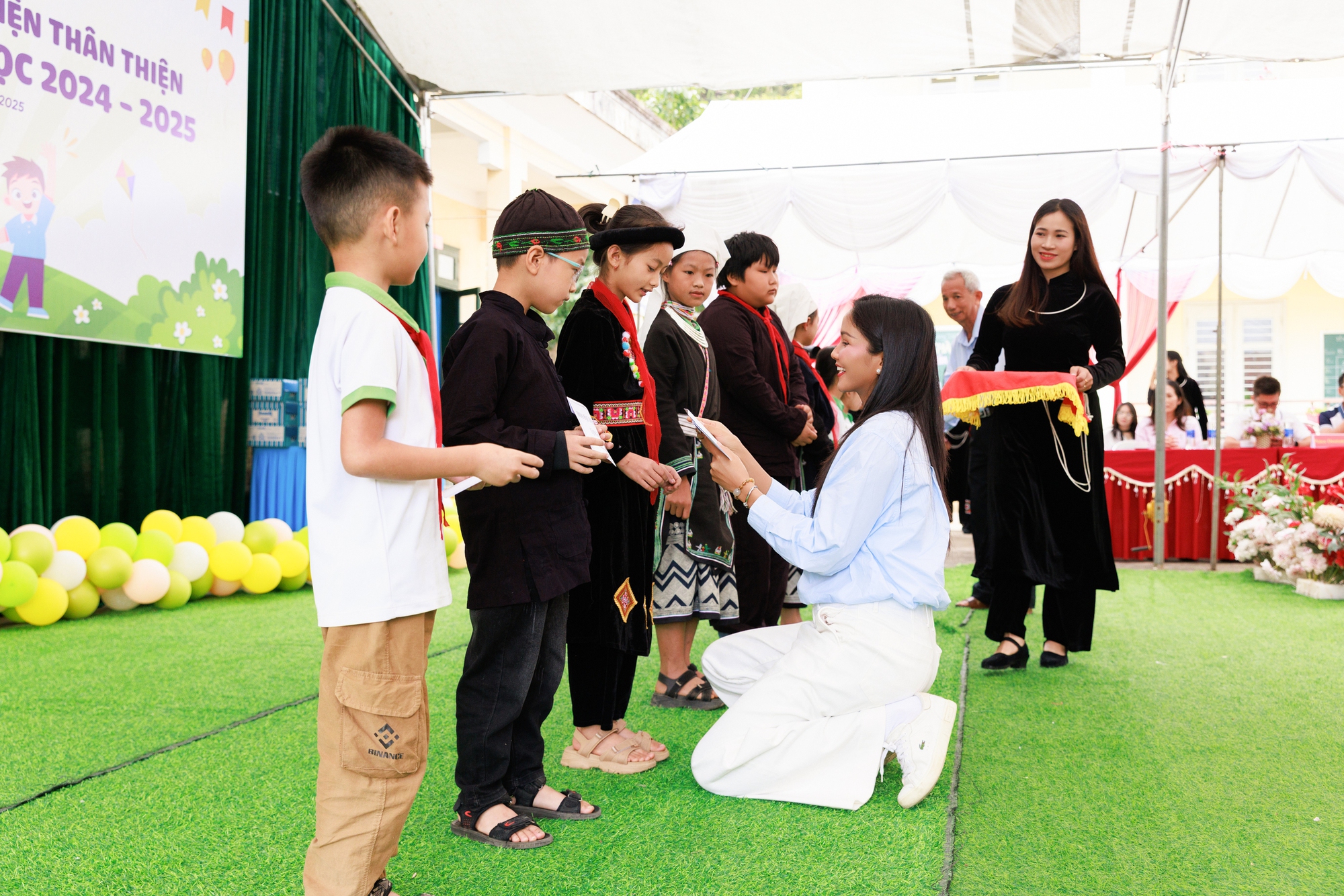H’Hen Niê khánh thành 2 thư viện thân thiện tại Bắc Kạn- Ảnh 2. H’Hen Niê khánh thành 2 thư viện thân thiện tại Bắc Kạn- Ảnh 2.