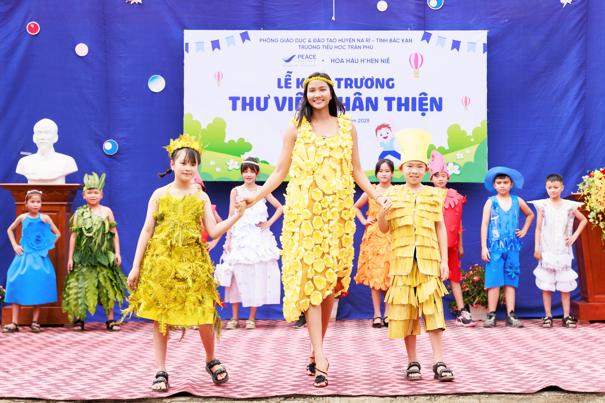 H’Hen Niê khánh thành 2 thư viện thân thiện tại Bắc Kạn- Ảnh 3. H’Hen Niê khánh thành 2 thư viện thân thiện tại Bắc Kạn- Ảnh 3.