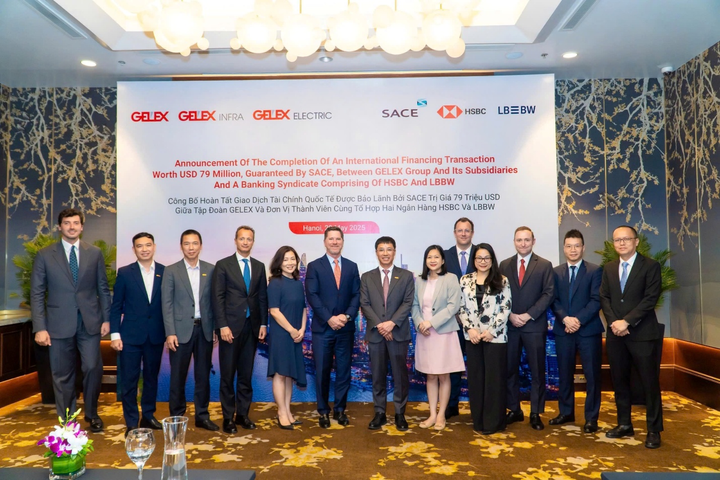 GELEX công bố hoàn tất giao dịch bảo lãnh khoản vay không ràng buộc trị giá 79 triệu USD- Ảnh 1. A group of people standing in front of a banner AI-generated content may be incorrect.
